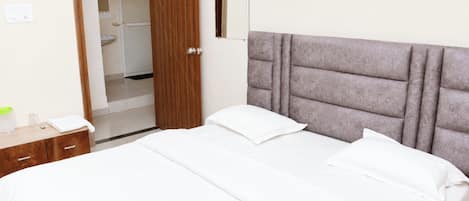 Desk, soundproofing, free WiFi, bed sheets