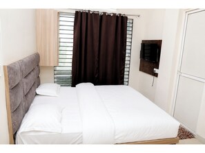 Desk, soundproofing, free WiFi, bed sheets - Hotel Shikhar Avenue Ujjain (Ujjain)