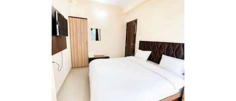 Desk, soundproofing, free WiFi, bed sheets