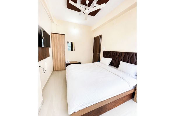Desk, soundproofing, free WiFi, bed sheets