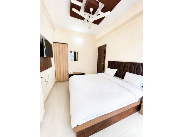 Desk, soundproofing, free WiFi, bed sheets - Hotel Shikhar Avenue Ujjain (Ujjain)