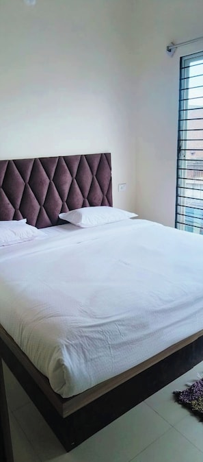 Soundproofing, free WiFi, bed sheets