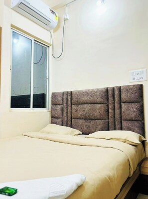 Habitación estándar doble, vistas a la ciudad | Sistema de insonorización, wifi gratis, ropa de cama