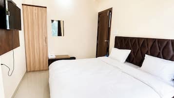 Escritorio, sistema de insonorización, wifi gratis y ropa de cama