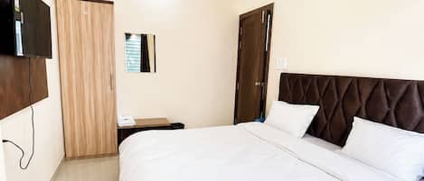Desk, soundproofing, free WiFi, bed sheets
