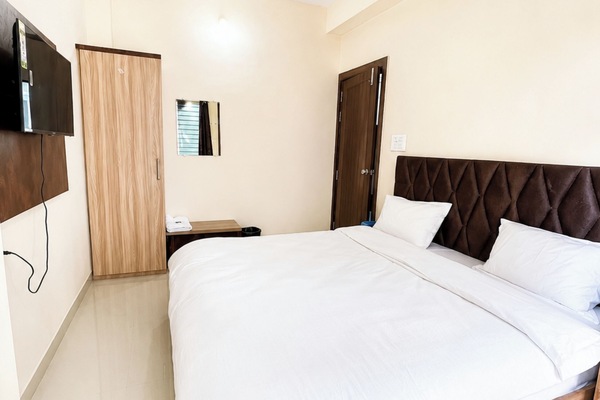 Desk, soundproofing, free WiFi, bed sheets