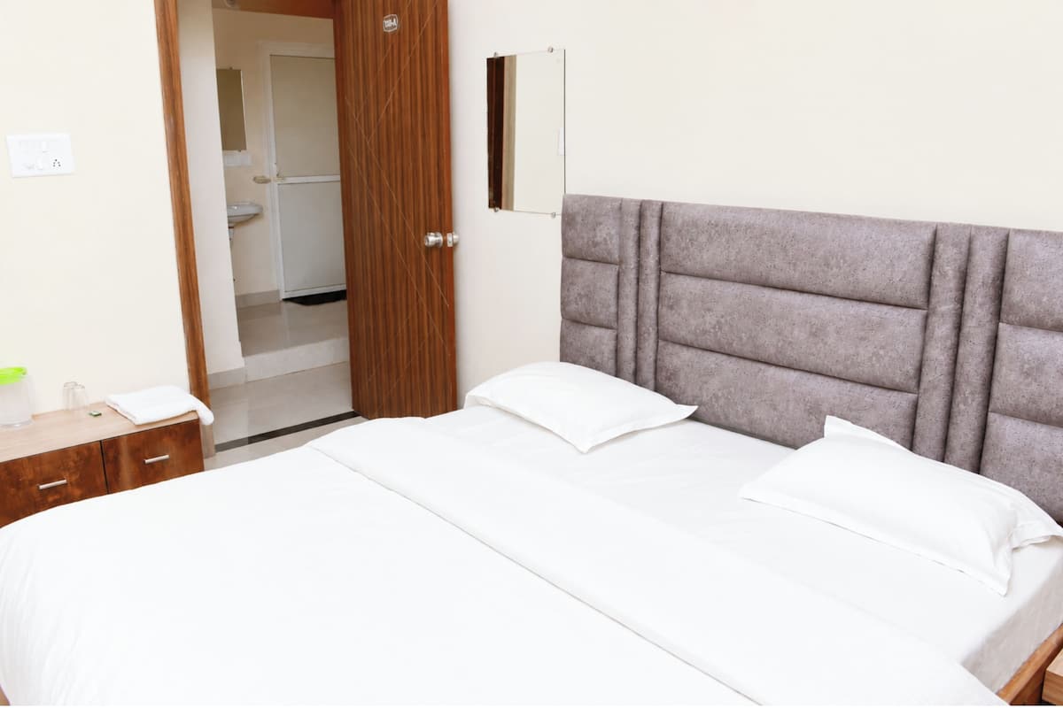 Desk, soundproofing, free WiFi, bed sheets