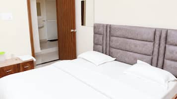 Desk, soundproofing, free WiFi, bed sheets