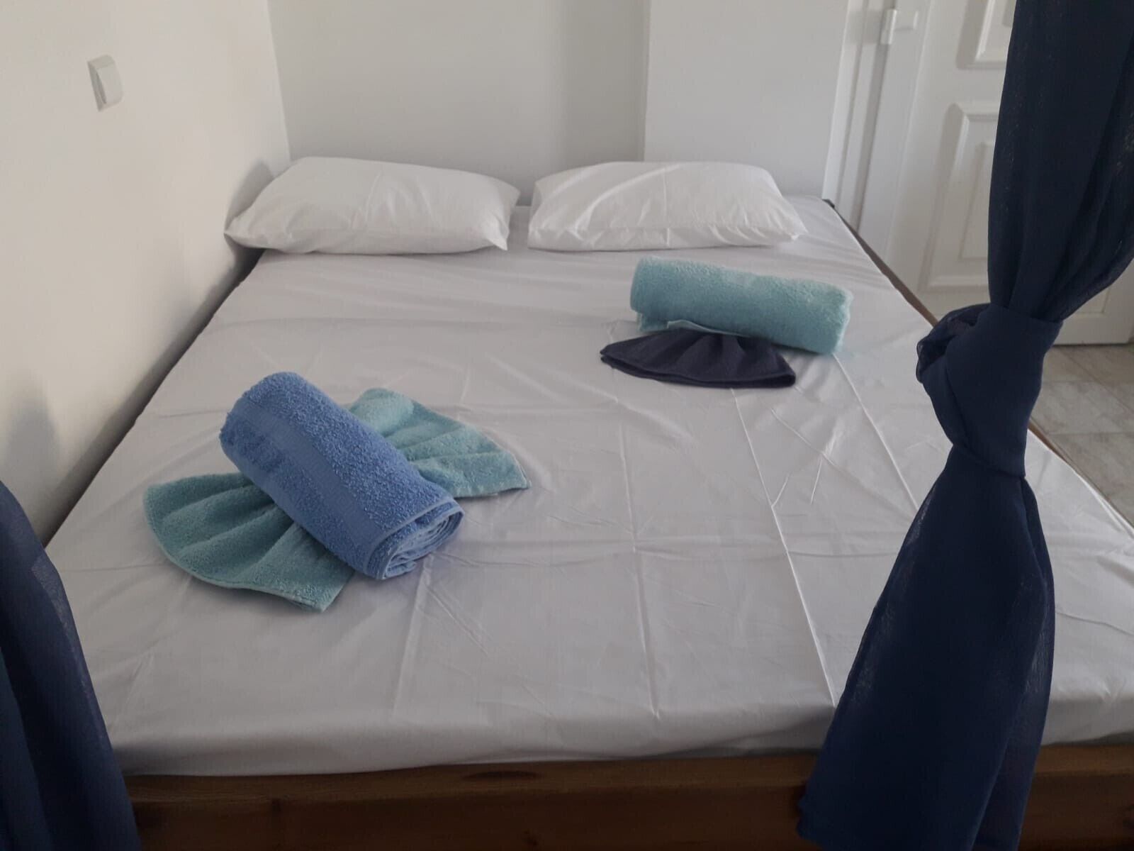 1 chambre, fer et planche à repasser