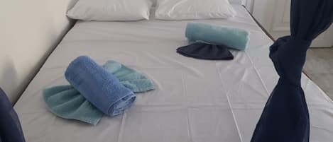 1 chambre, fer et planche Ă repasser