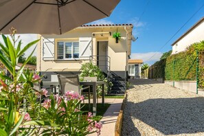 Outdoor dining - Holiday Home 'Saint Georges De Didonne' with Private Terrace and Wi-Fi (Saint-Georges-de-Didonne)