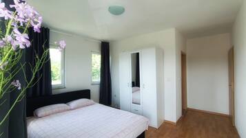 4 bedrooms, iron/ironing board, WiFi, bed sheets