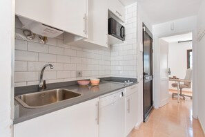 Réfrigérateur, micro-ondes, plaque de cuisson, lave-vaisselle