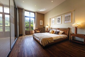 4 bedrooms, iron/ironing board, WiFi, bed sheets