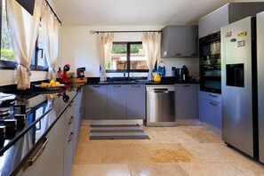 ثلاجة، ميكروويف، فرن، غسالة أطباق