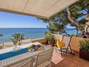 Outdoor dining - Duplex Roc: Disfruta de vistas impresionantes en primera línea (Roda de Barà)