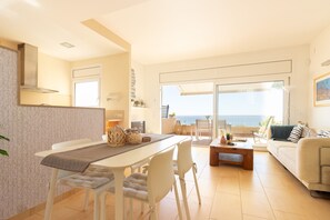 Dining - Duplex Roc: Disfruta de vistas impresionantes en primera línea (Roda de Barà)