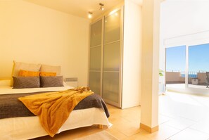 4 bedrooms, iron/ironing board, free WiFi, bed sheets - Duplex Roc: Disfruta de vistas impresionantes en primera línea (Roda de Barà)