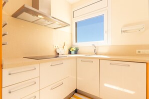 Fridge, microwave, oven, dishwasher - Duplex Roc: Disfruta de vistas impresionantes en primera línea (Roda de Barà)
