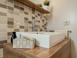 Shower, hair dryer, towels - Duplex Roc: Disfruta de vistas impresionantes en primera línea (Roda de Barà)