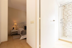4 bedrooms, iron/ironing board, free WiFi, bed sheets - Duplex Roc: Disfruta de vistas impresionantes en primera línea (Roda de Barà)