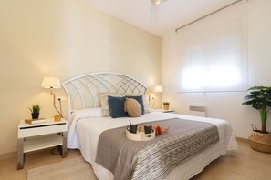 4 bedrooms, iron/ironing board, free WiFi, bed sheets - Duplex Roc: Disfruta de vistas impresionantes en primera línea (Roda de Barà)