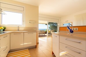 Fridge, microwave, oven, dishwasher - Duplex Roc: Disfruta de vistas impresionantes en primera línea (Roda de Barà)
