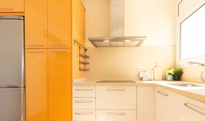 Een koelkast, een microgolfoven, een oven, een kookplaat