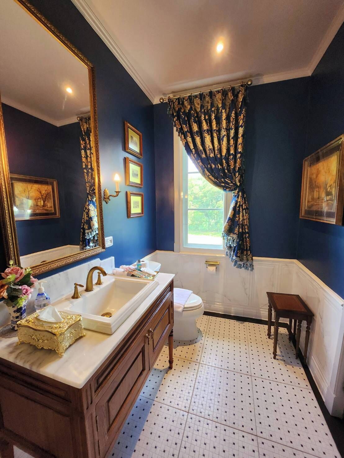 Luxury-Villa, eigener Pool, Gartenblick | Badezimmer | Badewanne und Dusche (separat), kostenlose Toilettenartikel