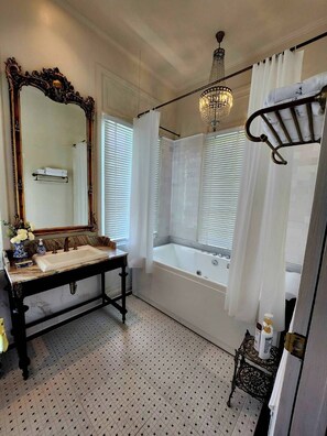 Separate bathtub and shower, free toiletries, hair dryer, towels - La Campagne Villa Chiangmai (Saraphi)