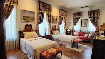 Vila superluxo, piscina particular, vista para o jardim | Ferros/tábuas de passar roupa, Wi-Fi de cortesia