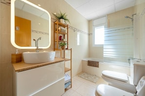 Shower, hair dryer, towels - Apartment 'Brisa I' with Mountain Views, Wi-Fi, and Air Conditioning (Mont-roig del Camp)
