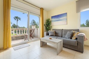 TV - Apartment 'Brisa I' with Mountain Views, Wi-Fi, and Air Conditioning (Mont-roig del Camp)