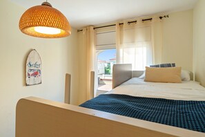 2 bedrooms, iron/ironing board, free WiFi, bed sheets - Apartment 'Brisa I' with Mountain Views, Wi-Fi, and Air Conditioning (Mont-roig del Camp)