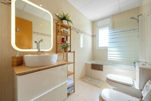 Ducha, secador de pelo y toallas