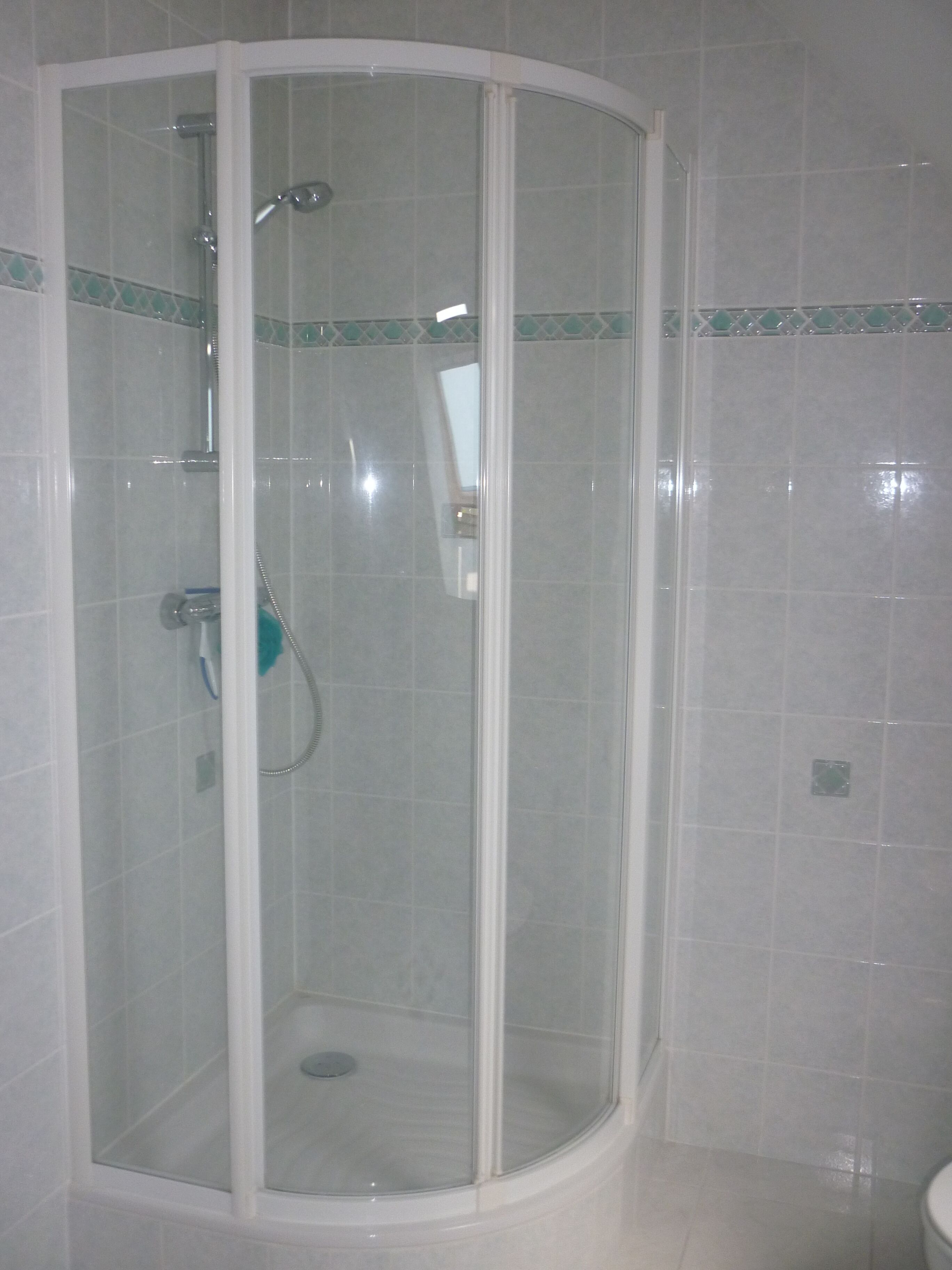 Een douche, handdoeken, toiletpapier