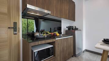 Departamento de diseñador, 1 habitación, balcón | Cocina privada | Tetera eléctrica