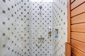 Deluxe tweepersoonskamer | Badkamer | Een douche, handdoeken, zeep, shampoo