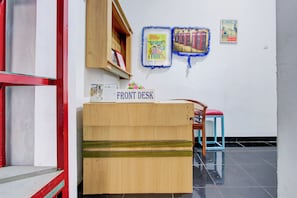 Reception - Hotel O Yogyakarta near Gembiraloka Zoo formerly Paddington Bear Homestay (Banguntapan)