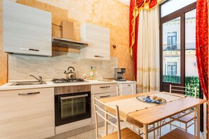 Fridge, oven, stovetop, coffee/tea maker