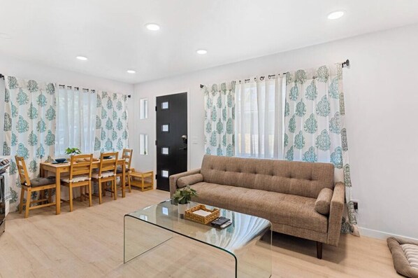 Living area - Charming 1-bedroom house in Hillcrest San Diego with AC, WiFi (San Diego)