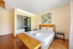 3 bedrooms, iron/ironing board, free WiFi, bed sheets - Alecrim Lux Tavira Residence 4M: Shared Pool, Wi-Fi & Air Conditioning (Luz)