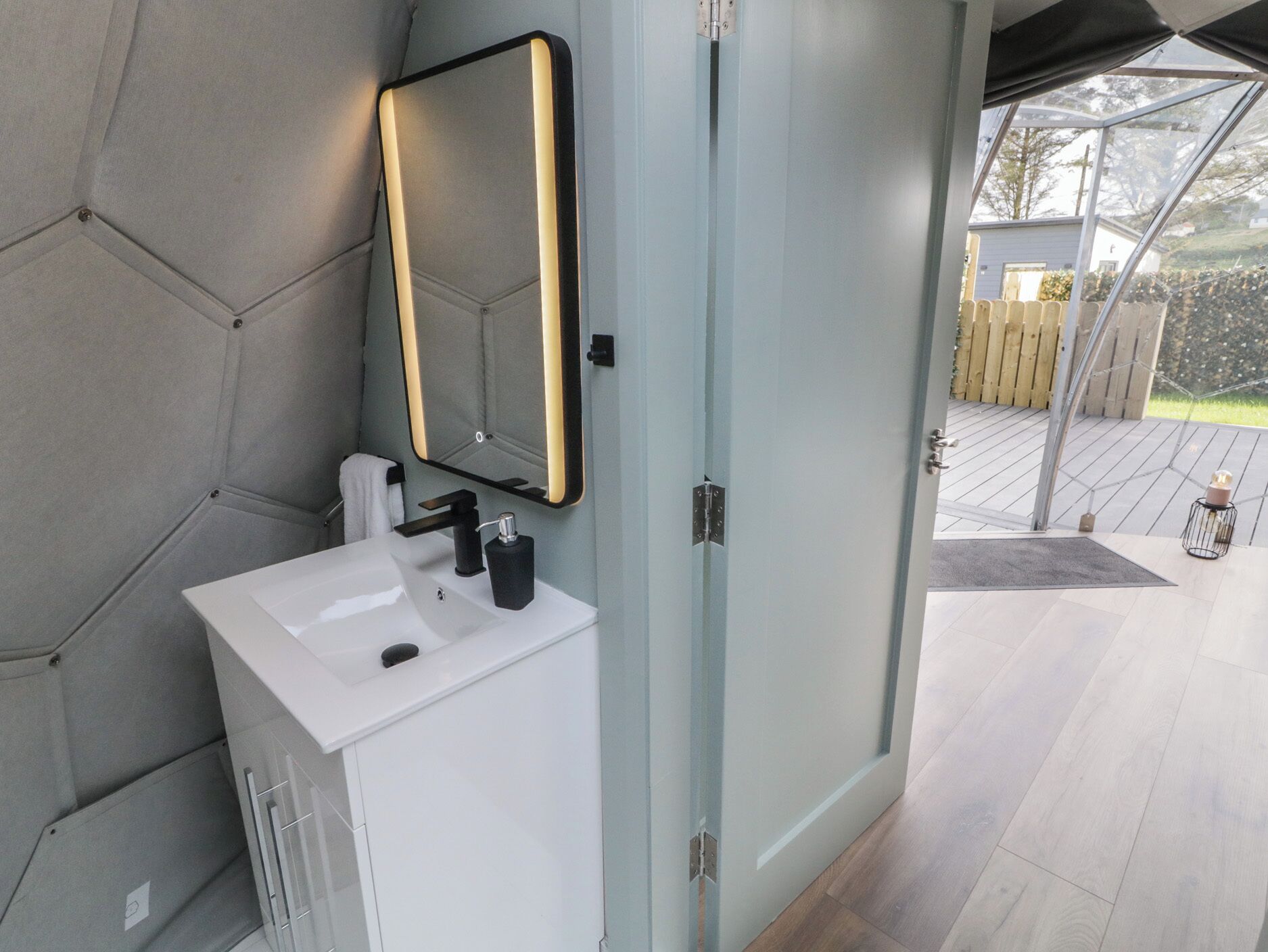 المنشأة من الداخل