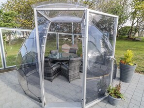Outdoor dining - Number 1 Dome (Bunbeg)