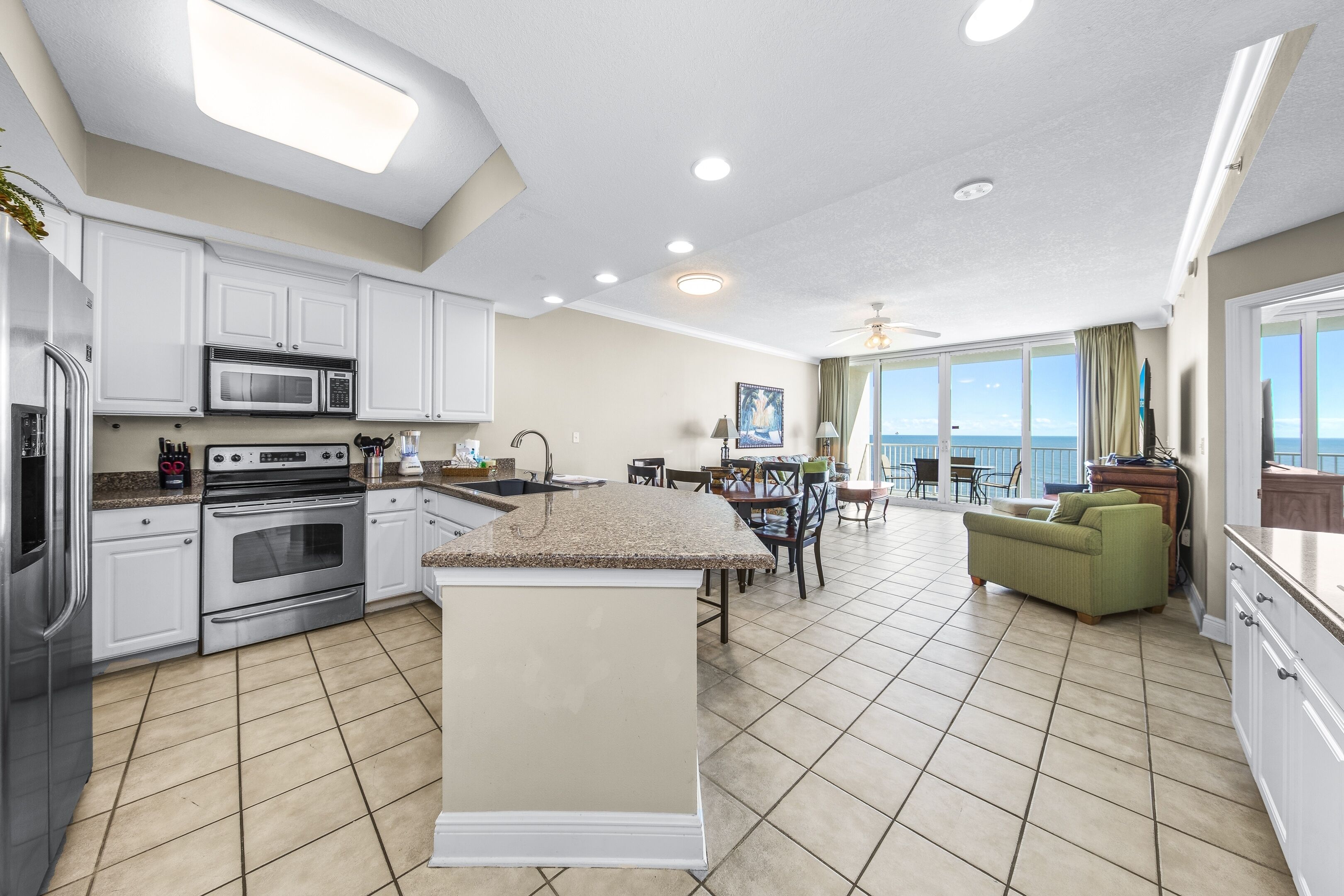 Condo com design assinado, 3 quartos, cozinha, vista para a praia | Cozinha privada | Geladeira, micro-ondas, fogão, cooktop