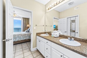 Signature appartement, 3 slaapkamers, keuken, uitzicht op het strand | Badkamer | Een bad/douchecombinatie, gratis toiletartikelen, zeep, shampoo