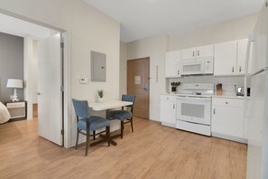Fridge, microwave, oven, stovetop - Simplicity At the Rim 1107 I Spacious 1 Bed 1 Bth (San Antonio)
