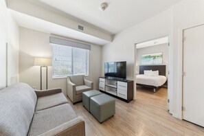 TV, offices - Chic 1 Bedroom I Pool I Gym - 1108 (San Antonio)