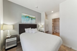 1 chambre, bureau, fer et planche à repasser, lit parapluie