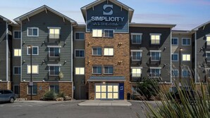 Een meerlaags gebouw met een bord waarop staat: SIMPLICITY AT THE RIM.